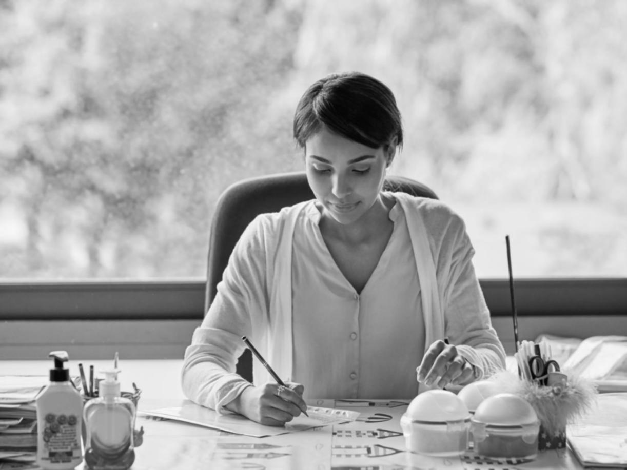 Estudiante revisando materiales de análisis financiero en computadora