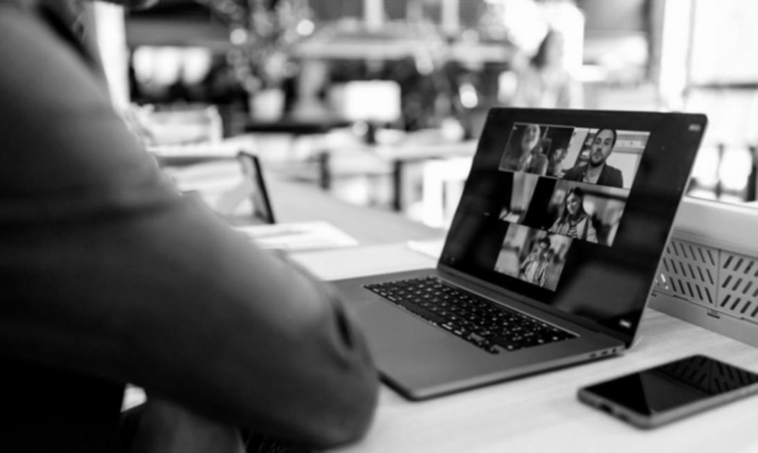 Espacio de trabajo colaborativo en Kyvradialo donde el equipo analiza materiales educativos